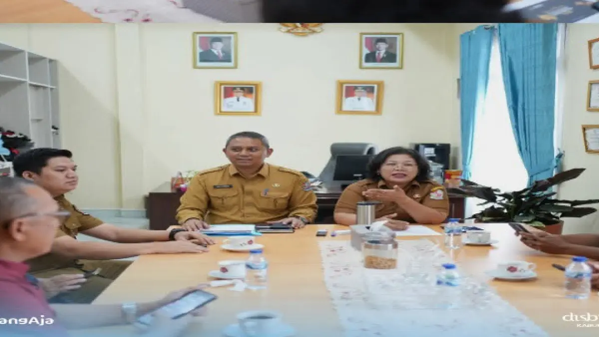 Kadis Kominfostan Deliserdang Sandra Dewi Situmorang dan Kadis Disbudporapar Yudi Himawan saat rapat koordinasi persiapan HUT APKASI. (Repro/ Batara/Sumut Pos)