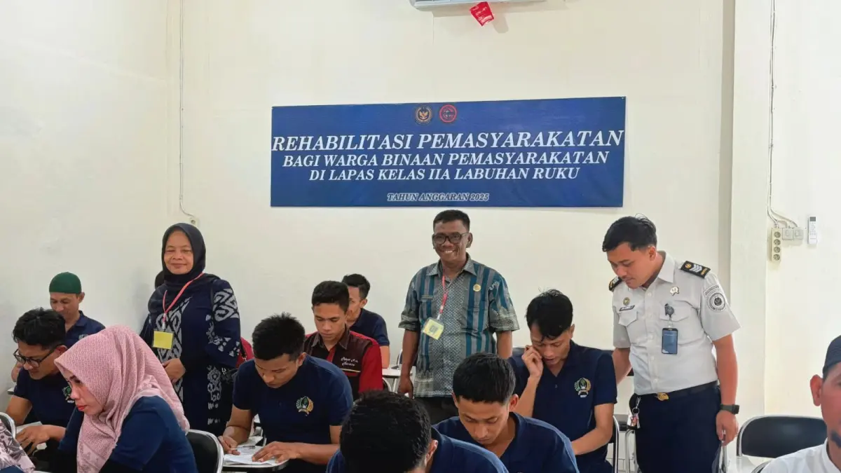 Kalapas Kelas IIA Labuhan Ruku Hamdi Hasibuan sedang meninjau  Warga Binaan  sedang mengikuti ujian Paket A, B dan C, Jumat (12/6/2026). (Foto Liberti H Haloho/Sumut Pos)