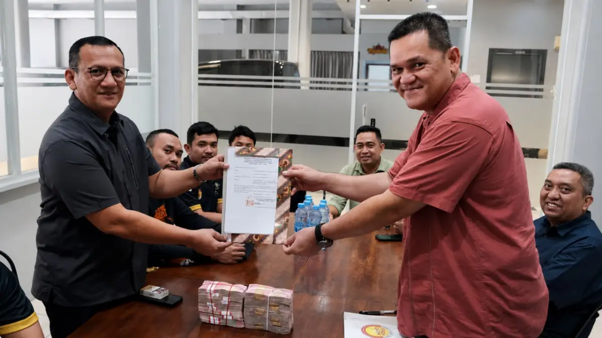 KEMBALIKAN: Hidayat Batubara (kiri) mengembalikan formulir pendaftaran sebagai Bakal Calon Ketua Umum Pengprov POBSI Sumatera Utara ke Sekretariat Tim&nbsp;Penjaringan dan Penyaringan (TPP). (Dok Panitia)