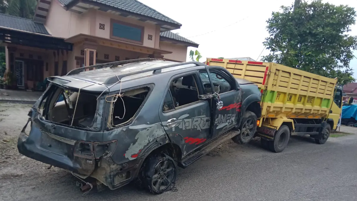
Mobil Fortuner yang diduga dilakukan untuk mencuri hancur saat mau dibawa ke Polsek Salapian. (Foto dari Polsek Salapian/Sumut Pos)