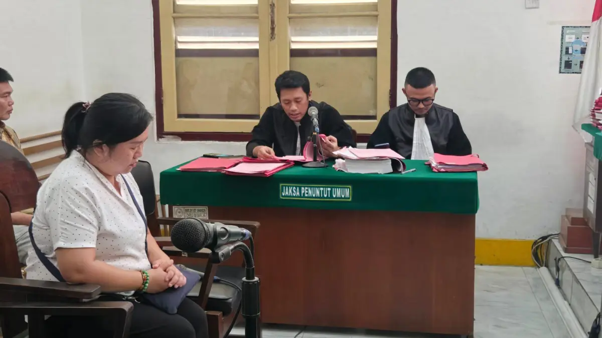 PALSU: Ngadinah terdakwa kasus pemalsuan dokumen asuransi, saat menjalani sidang di PN Medan. (Dok: Gusman/Sumut Pos)


