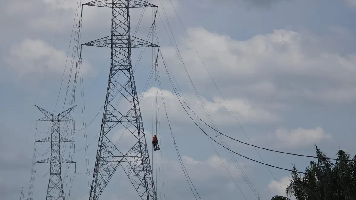PERBAIKAN; Petugas PLN saat melakukan perbaikan konduktor Transmisi 275 kV Galang - Simangkuk. (Dok: PLN)