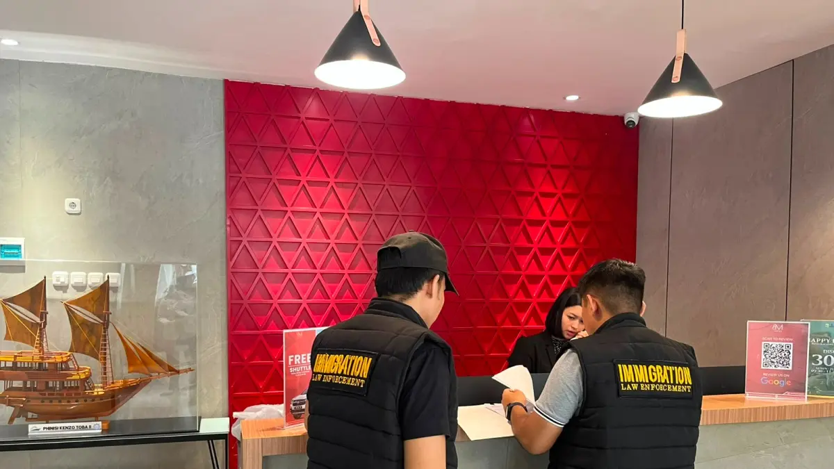 PERIKSA: Petugas Imigrasi Medan saat memeriksa data tamu warga negara asing di hotel yang ada di Medan. (Dok: Imigrasi Medan)