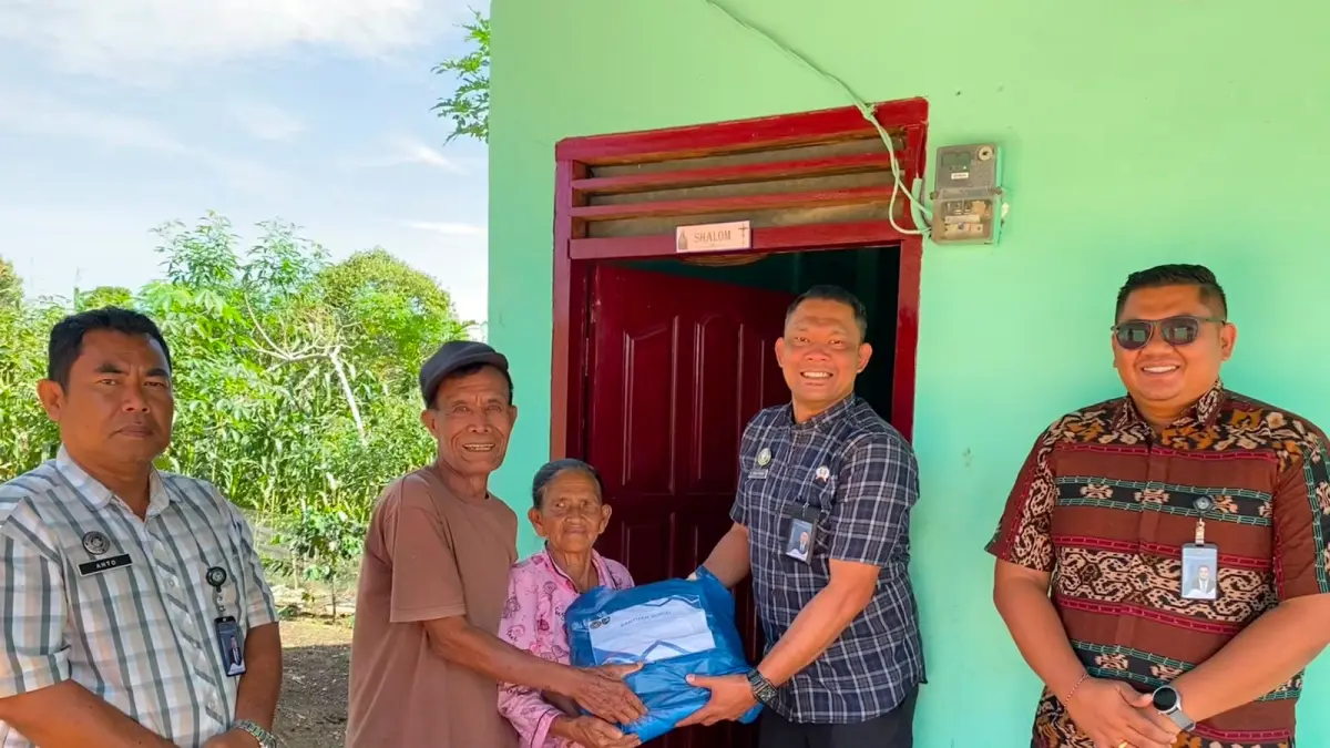 
SALURKAN:   Ka.Rutan Kelas IIB Sidikalang, Loviga Ferdinanta Sembiring bersama jajaran salurkan bantuan sembako kepada warga sekitar Rutan, Jumat (12/6/2026). (RUDY SITANGGANG/SUMUT POS)