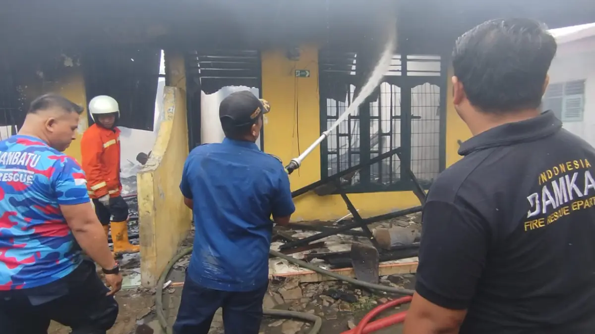 Sebanyak tiga rumah hangus terbakar dampak Korsleting listrik (Fajar/Sumut Pos)