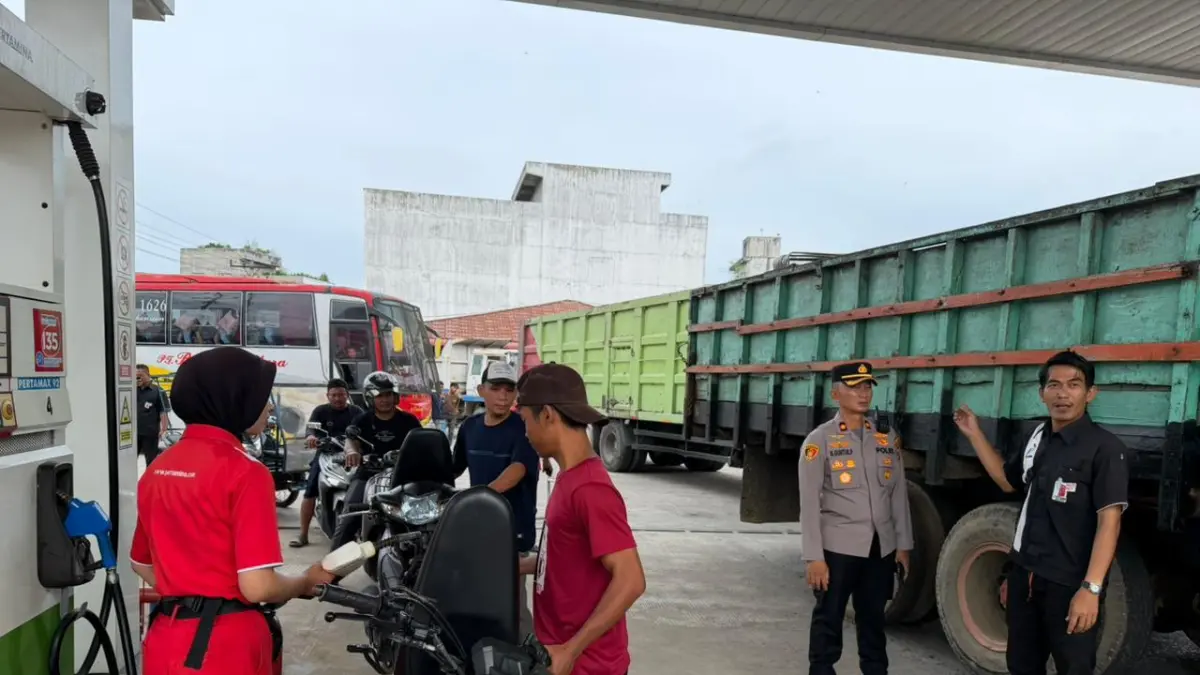Wakapolres Labuhanbatu Selatan, Kompol Moch Guntur Priyantoko, turun langsung melakukan pengecekan stok BBM di SPBU Jalan Labuhan, Kelurahan Kotapinang, Kamis (11/6/2026). (Khairuddin/Sumut Pos)