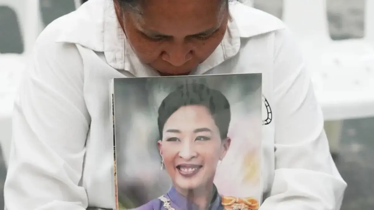 Warga memegang foto mendiang Putri Bajrakitiyabha Mahidol dari Thailand di Bangkok, Thailand, Jumat, 12 Juni 2026. (AP Photo/Jawa Pos)