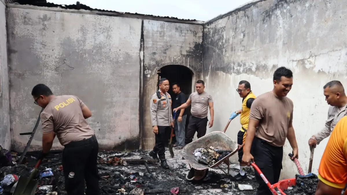 AKSI: Personel Polres Labuhanbatu menggelar aksi kemanusiaan berupa gotong royong membersihkan puing-puing pasca kebakaran di Jalan Ikabina, Kelurahan Sioldengan, Kecamatan Rantau Selatan. (Dok: Fajar/ Sumut Pos)
