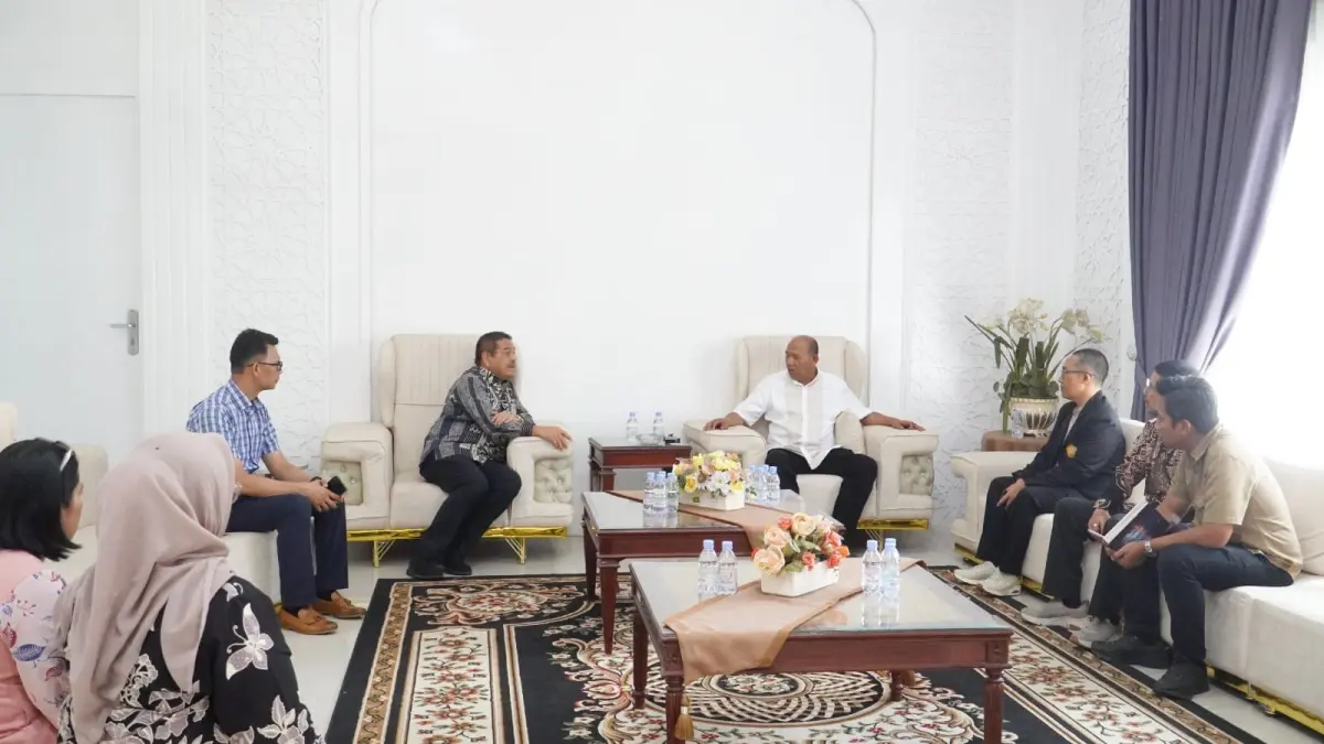 AUDIENSI: Bupati Langkat, Syah Afandin saat menerima audiensi dengan Konsul Kehormatan Republik Korea untuk Wilayah Sumatera, Parlindungan Purba di rumah dinas. (Dok: Diskominfo Langkat)