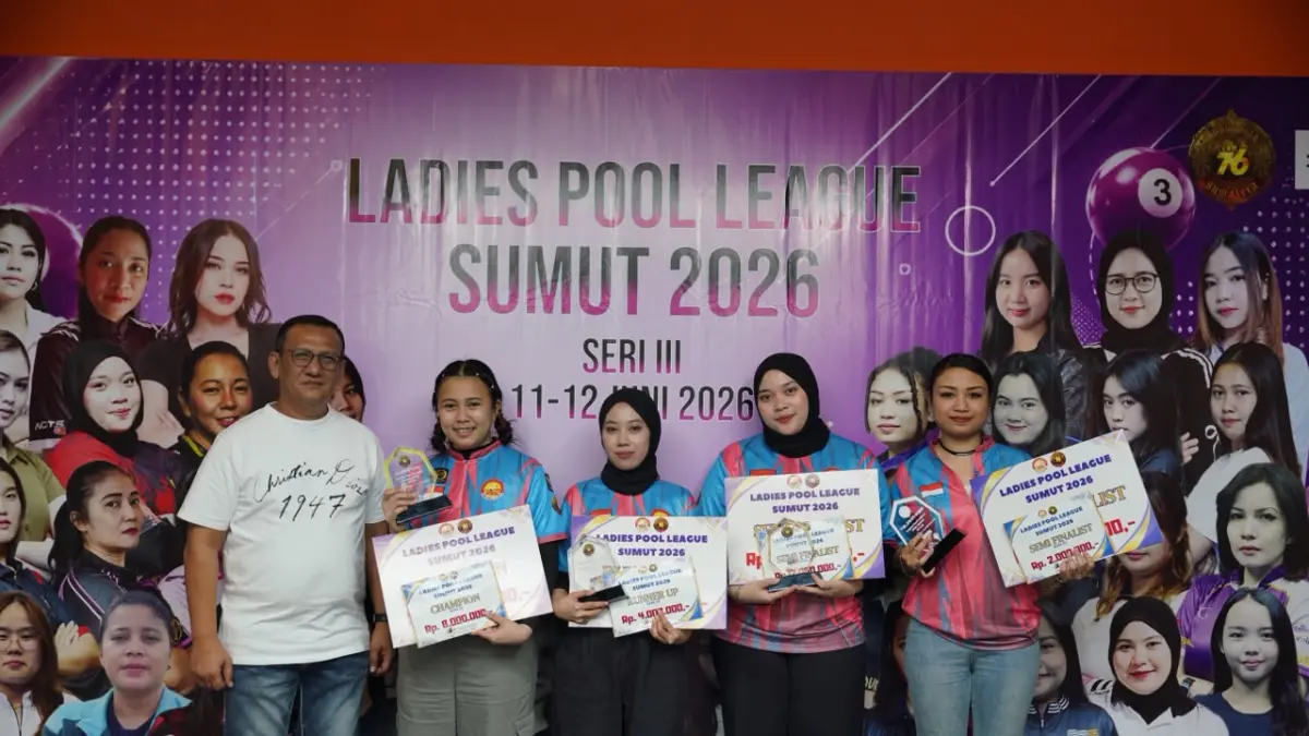 BERSAMA: Owner Team 76 Harimau Sumatera dan sponsor utama kejuaraan Ladies Pool League Sumut 2026, Hidayat Batubara bersama pemenang Seri III. (Dok Panitia)