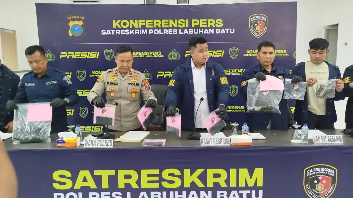 BOM: Konfrensi Pers pengungkapan kasus pelemparan bom molotov dan pembakaran barbershop di kota Rantauprapar. (Dok: Fajar/ Sumut Pos)
