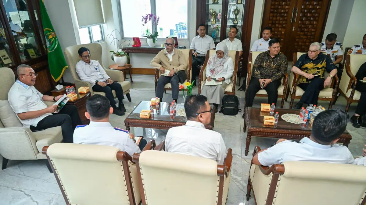 KUNJUNGAN: Pj. Sekdaprov Sumut, Sulaiman Harahap menerima kunjungan Tim Koordinator Strategis Proyek Mastrans di Ruang Kerja Sekdaprov Sumut, Rabu (10/6/2026). (Dok : Dinas Komunikasi dan Informatika Provinsi Sumut)