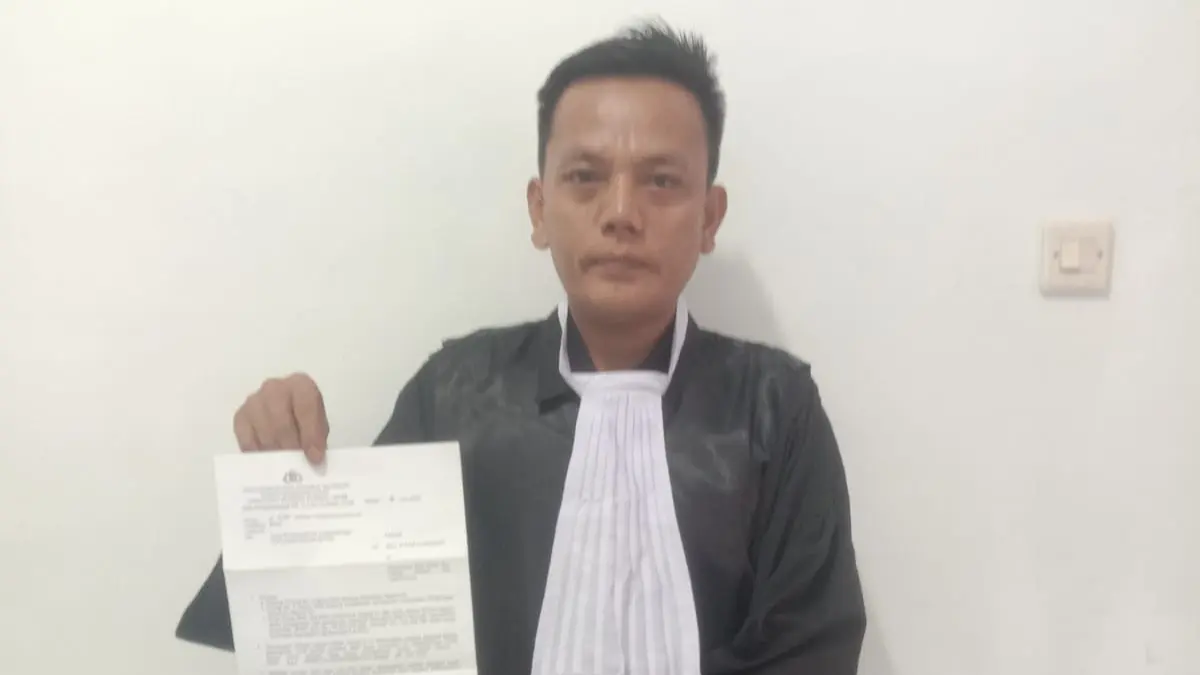 LAPORAN: Pelapor Zulkifli Harahap, saat menunjukkan surat Laporannya ke APH dan memberikan keterangan awak media (Indra/Sumut Pos)