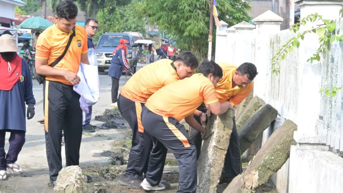 Personel Polres Labusel mengadakan aksi bersih di Kecamatan Kota Pinang. (Dok: Polres Labusel)