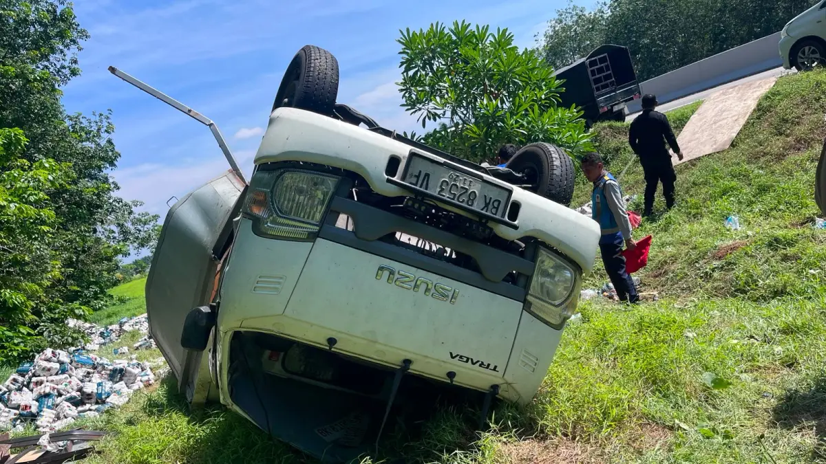 PIKAP: Satu unit mobil pikap Isuzu Traga bernomor polisi BK 8253 VF yang terguling usai mengalami pecah ban. (Dok: Fadli/ Sumut Pos)

