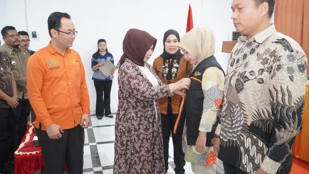 ROMPI: Wabup Langkat, Tiorita br Surbakti saat pakaikan rompi kepada petugas yang akan melakukan sensus ekonomi tahun 2026. (Dok: Diskominfo Langkat)
