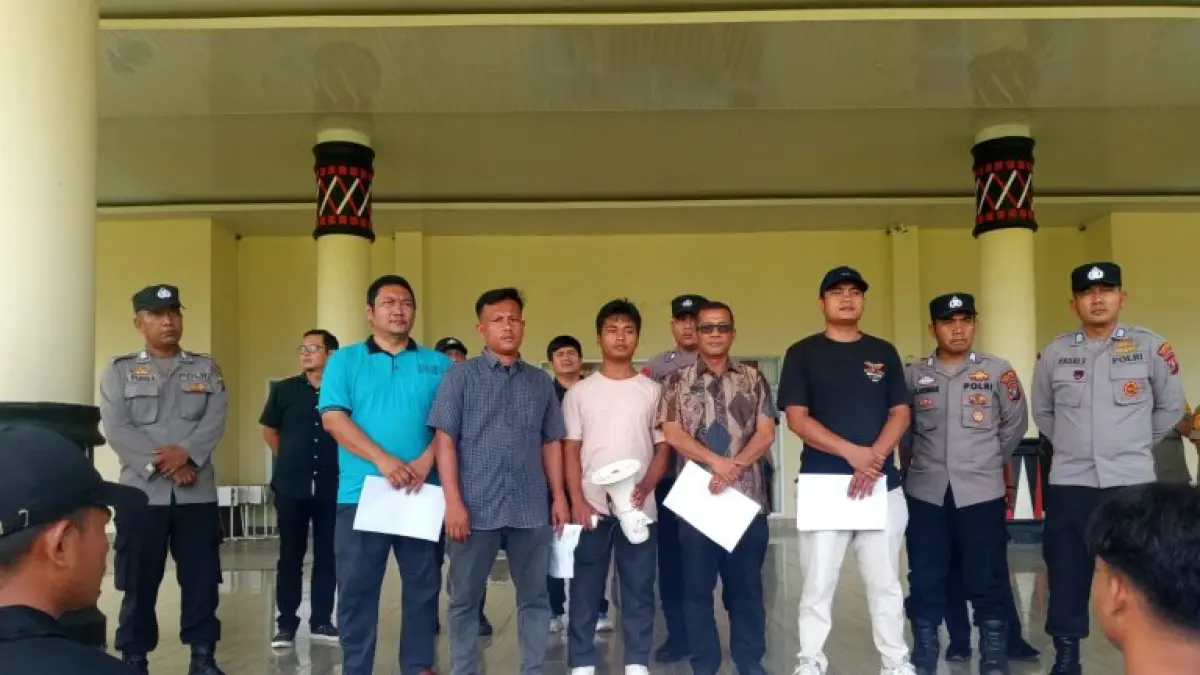 UNJUK RASA: Mahasiswa melakukan aksi unjuk rasa di Kejari Padang Lawas usut dugaan pemotongan gaji guru sertifikasi di SMPN 3 Huta Raja Tinggi, Padang Lawas. (Dok: SMP2SU)
