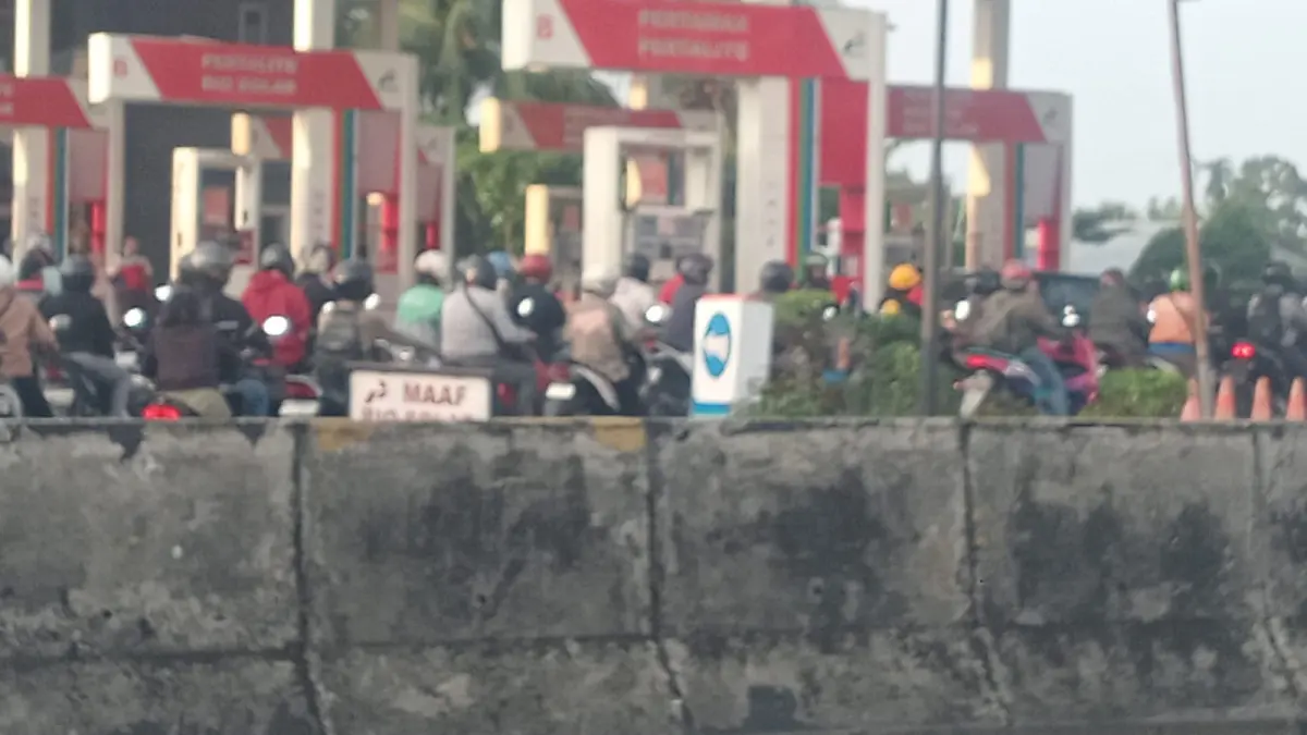 Antrean Panjang Kendaraan Roda Dua di SPBU Gang Benteng, Tanjung Morawa, Bangun Sari Baru, perbatasan Medan Deliserdang, Kecamatan Tanjung Morawa, Deliserdang, Minggu (14/6). (Sumut Pos/Dewi)