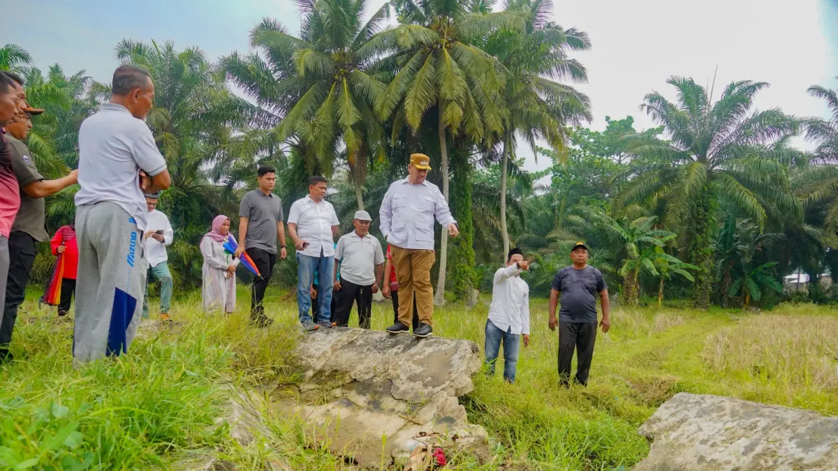 Bupati Batubara Dr. H. Baharuddin Siagian, S.H., M.Si., meninjau langsung kondisi saluran irigasi (tali air) di Dusun IV Kebun Sayur, Desa Sei Muka, Kecamatan Datuk Tanah Datar, Minggu (14/6/2026). (Komimfo Batubara/Sumut Pos)
