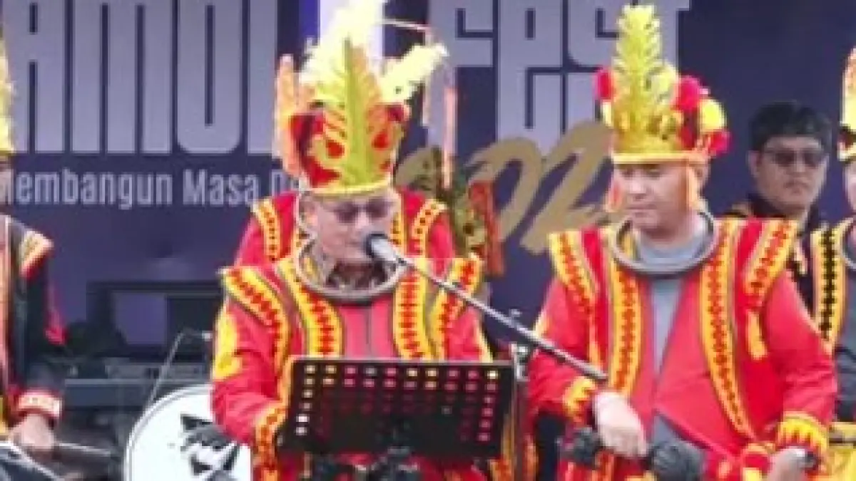 Bupati Nias Selatan, Sokhiatulo Laia didampingi Wabup Ir. Yusuf Nache saat membuka Maniamolo Fest. (Eriusman Duha/Sumut Pos)