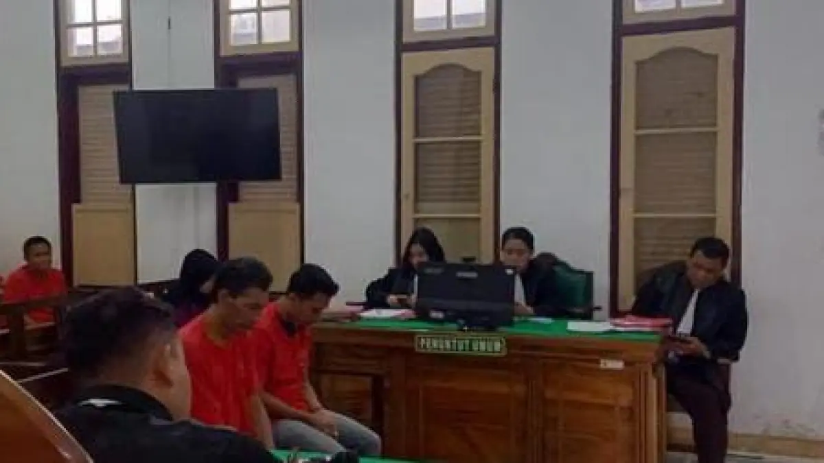  Dua terdakwa kasus pembunuhan driver taksi online, saat menjalani sidang di PN Medan. (Dok: Gusman/Sumut Pos)