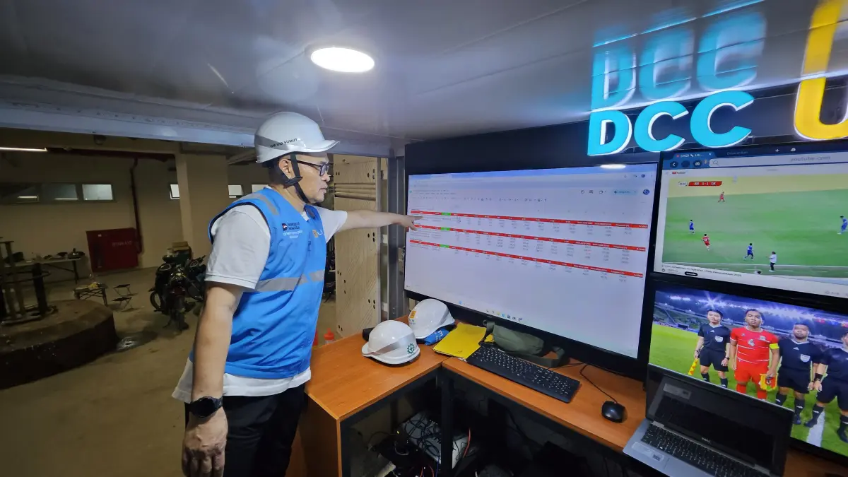 General Manager PLN UID Sumatera Utara, Mundhakir, saat memantau pembebanan sistem di Stadion saat laga pertandingan berlangsung. (Dok PLN UID Sumut/Sumut Pos)