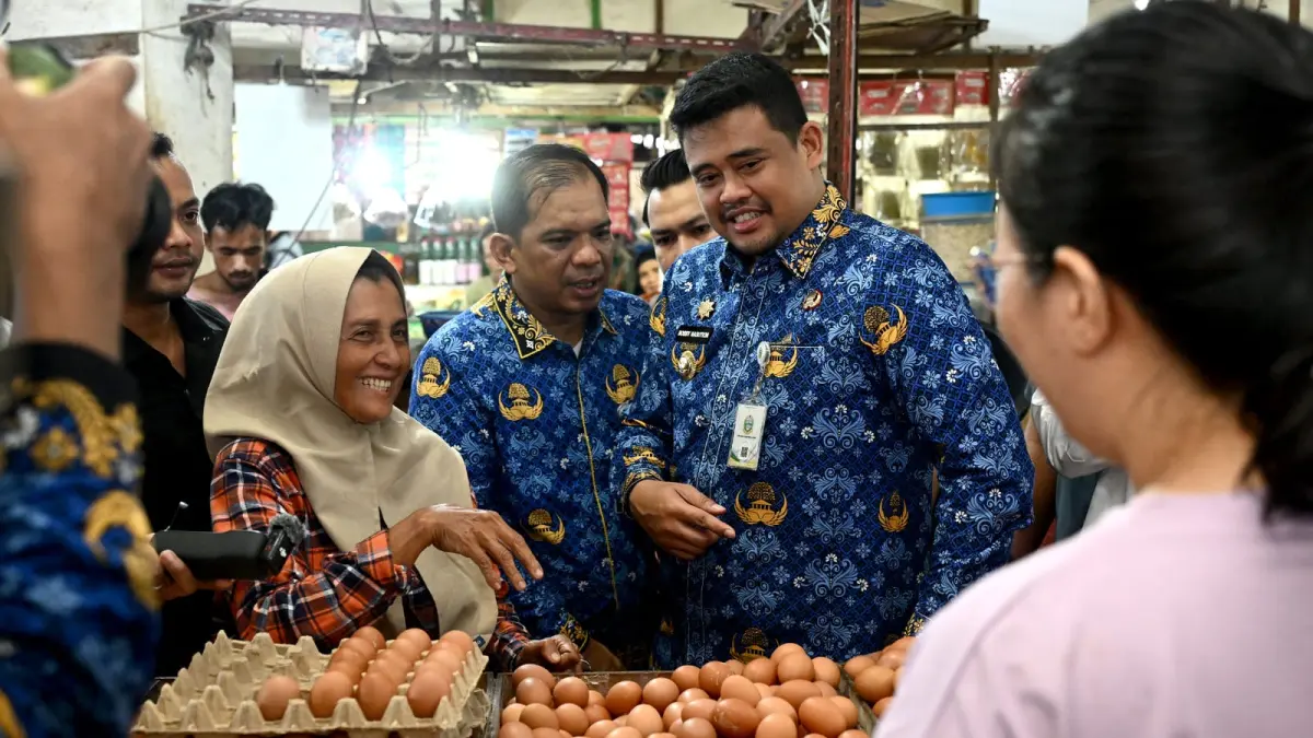 Gubernur Sumatera Utara, Bobby Nasution bersama Kadisperindag dan ESDM Sumut, Dedi Jaminsyah Putra Harahap memantau harga kebutuhan pokok di salah satu pasar beberapa waktu lalu.(Dok : Diskominfo Sumut)