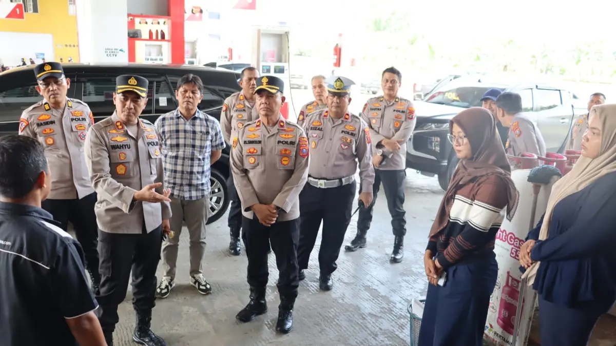 Kapolres Labuhanbatu, mengecek stok BBM dan penertiban antrean kendaraan di SPBU (Fajar/Sumut Pos)