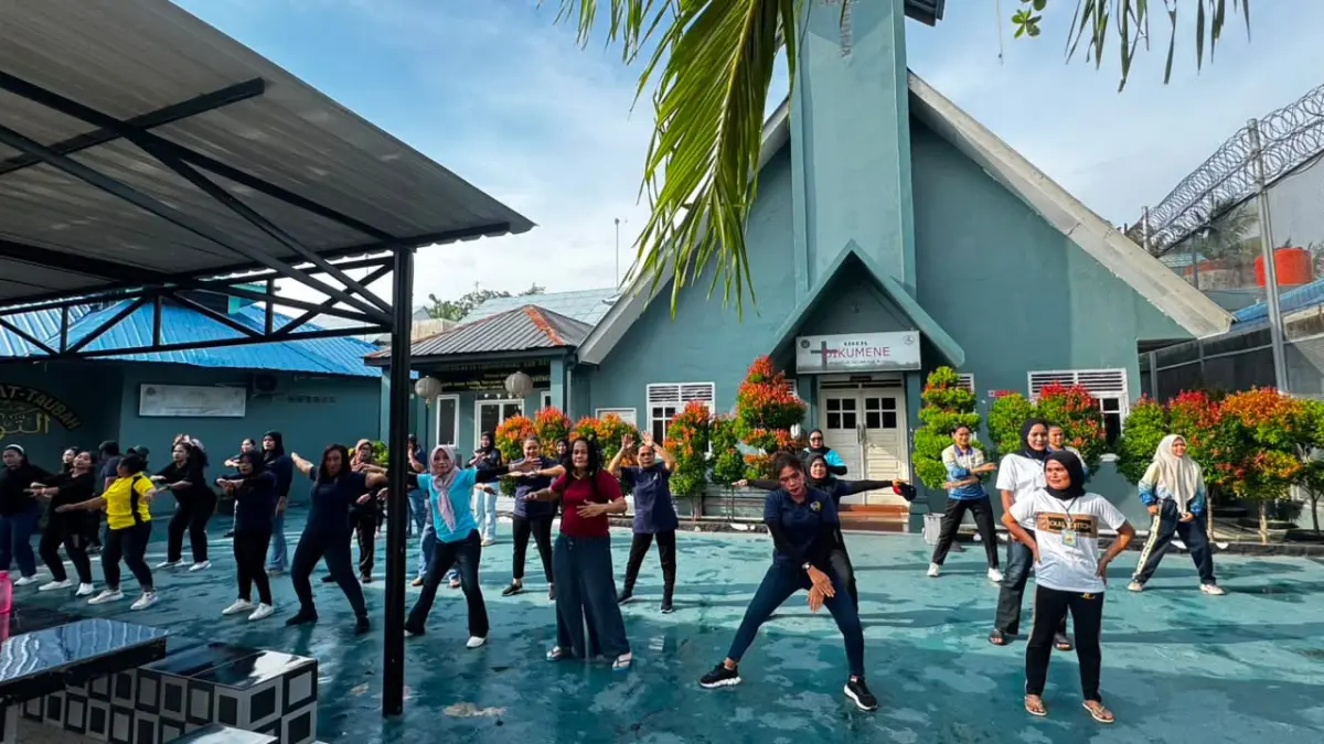 Petugas Lapas Labuhan Ruku dengan warga binaan Permasyarakatan melaksanakan kegiatan senam sehat bersama,. Sabtu (13/6). (Liberti H Haloho/Sumut Pos)