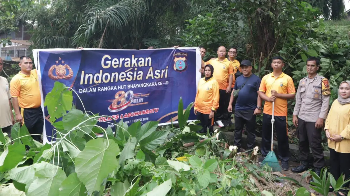 Polres Labuhanbatu gelar kegiatan Gerakan Indonesia Asri pembersihan lingkungan menyambut HUT ke-80 Bhayangkara (Fajar/Sumut Pos)