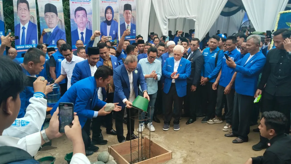 Zulhas saat meletakkan batu pertama pembangunan Koperasi Kader PAN dan LBH-AN di sebelah sekretariat DPD PAN Deliserdang. (Batara/Sumut Pos)