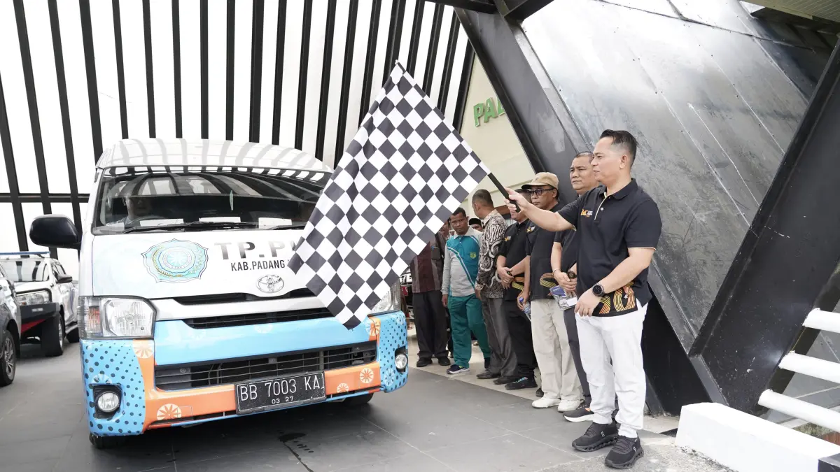 Bupati Padanglawas,  Putra Mahkota Alam melepas kontingen MTQ Padang Lawas menuju  pelakaksanaan MTQ tingkat provinsi yang digelar di Deliserdang. (Mitra Harahap/Sumut Pos)