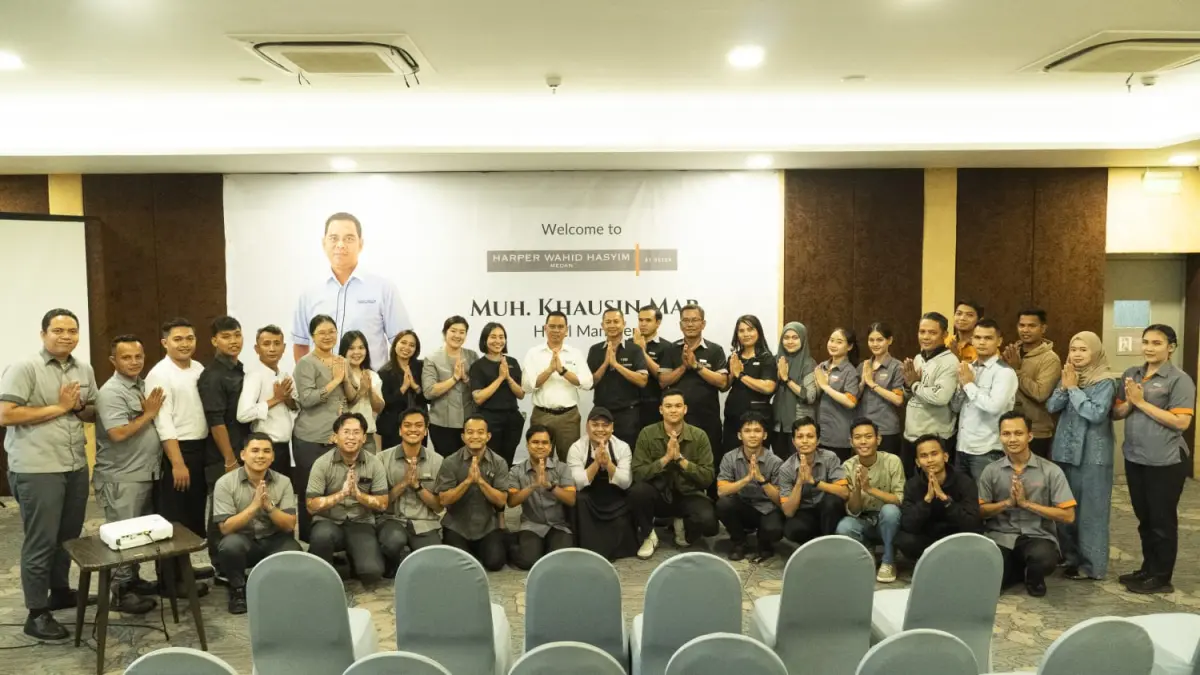 M. Kaushin Mar bersama seluruh staf hotel Harper Wahid Hasyim Medan. (DOk Harver Wahid Hasyim Medan)