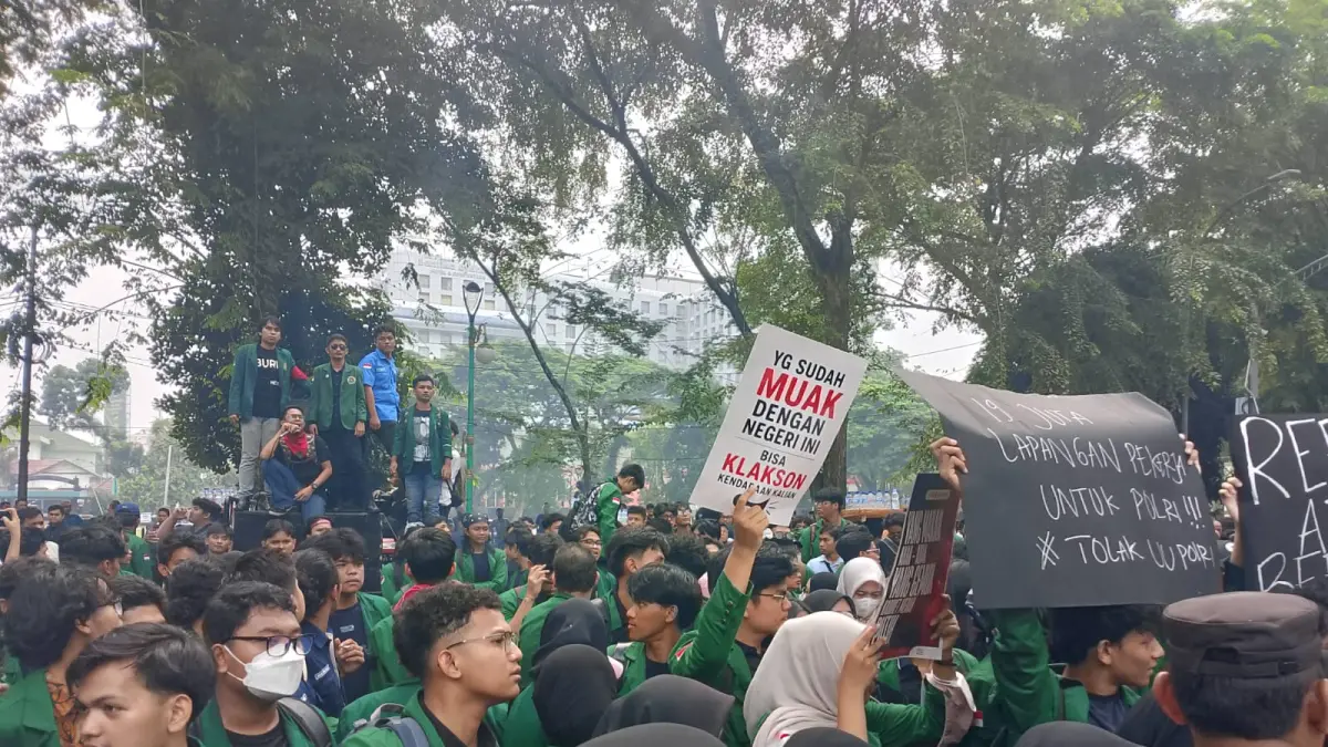 MASSA: Ratusan massa yang tergabung dalam Badan Eksekutif Mahasiswa (BEM) Universitas Sumatera Utara (USU) menggelar aksi unjuk rasa di depan Gedung DPRD Sumatera Utara, Jalan Imam Bonjol, Medan, Senin (15/6/2026).(Dok : Ihsan Syahreza/ Sumut Pos)

