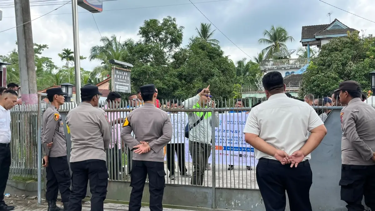 Sejumlah aktivis hukum, insan pers, mahasiswa, dan elemen masyarakat sipil unjuk rasa di depan  Lapas Labuhan Ruku, Senin(15/6/2026). (Liberty H Haloho/Sumut Pos)