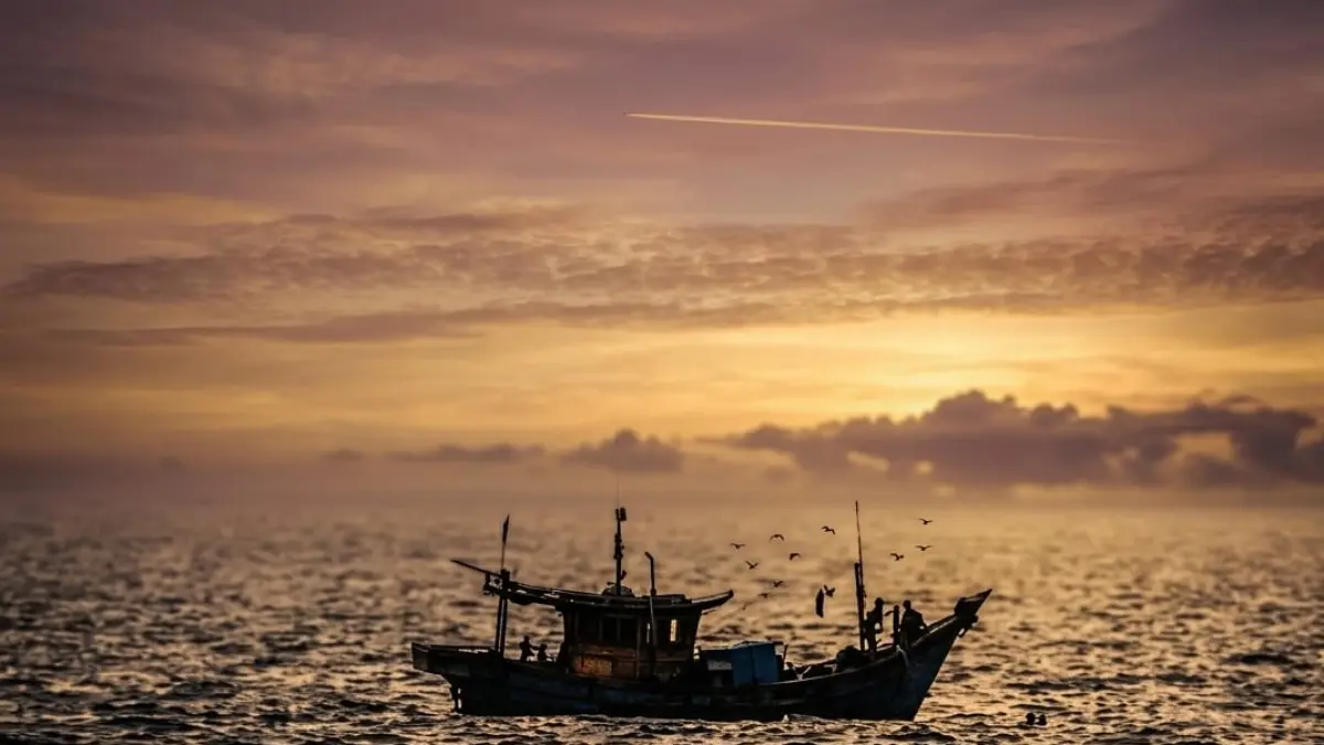 PANTAU : Daerah Angkatan Laut I (Kodaeral I) terus memantau dan mengawal penanganan Kapal Motor Nelayan (KMN) Teratai GT 6 asal Pangkalan Brandan, Kabupaten Langkat, Sumatera Utara, yang mengalami kerusakan mesin saat melaut di Perairan Selat Malaka. (Dok: Dispen Kodaeral I)