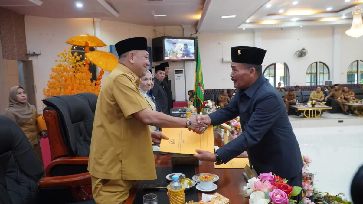 
Bupati Langkat, Syah Afandin (kiri) saat menerima usulan Pokir dari Anggota DPRD. (Diskominfo Langkat/Sumut Pos)
