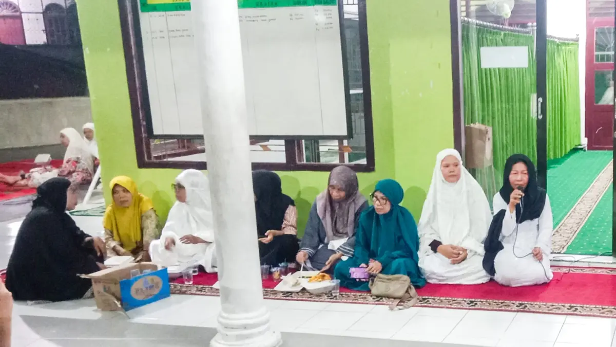 Camat Tebing Tinggi Kota, Henci boru Regar, menghadiri peringatan Tahun Baru Islam 1 Muharram 1448 H di Masjid Taqwa, Kelurahan Pasar Gambir, bersama lurah, kepling, kader PKK, dan masyarakat setempat. (15/06/2026). (Azan Purba/Sumut Pos)