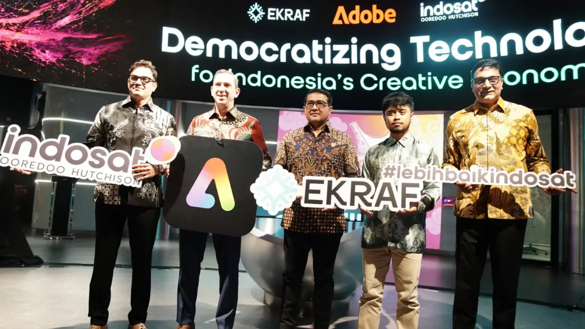 Menteri Ekonomi Kreatif Republik Indonesia Teuku Riefky Harsya, President Director and Chief Executive Officer Indosat Ooredoo Hutchison Vikram Sinha, dan President of Creativity & Productivity Business AdobeDavid Wadhwani berfoto bersama. (Dok: Indosat)