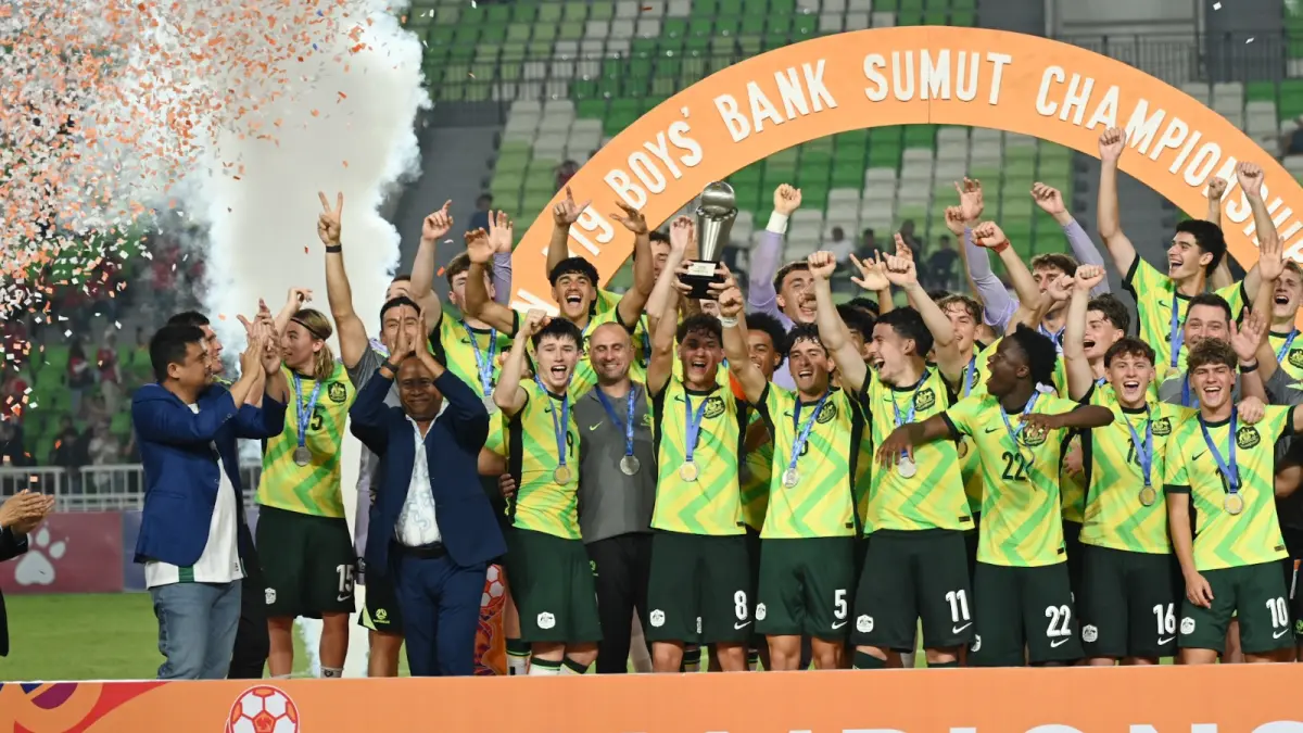 JUARA: Gubsu Bobby Nasution ketika bersama tim juara Piala AFF U-19 tahun 2026, Australia di Stadion Utama Sumatera Utara, Deliserdang. (Dok Pemprov Sumut)
