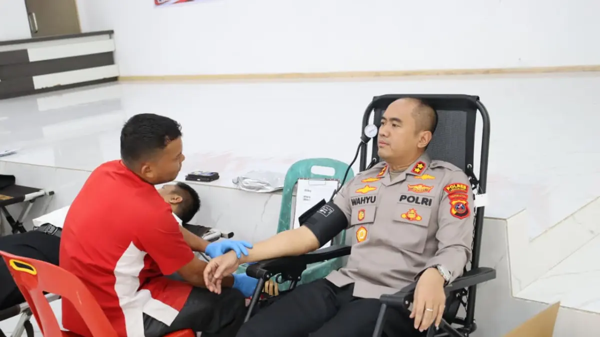 Kapolres Labuhanbatu mengikuti kegiatan donor darah dalam rangka memeriahkan perayaan HUT ke-80 Bhayangkara (fajar/Sumut Pos)