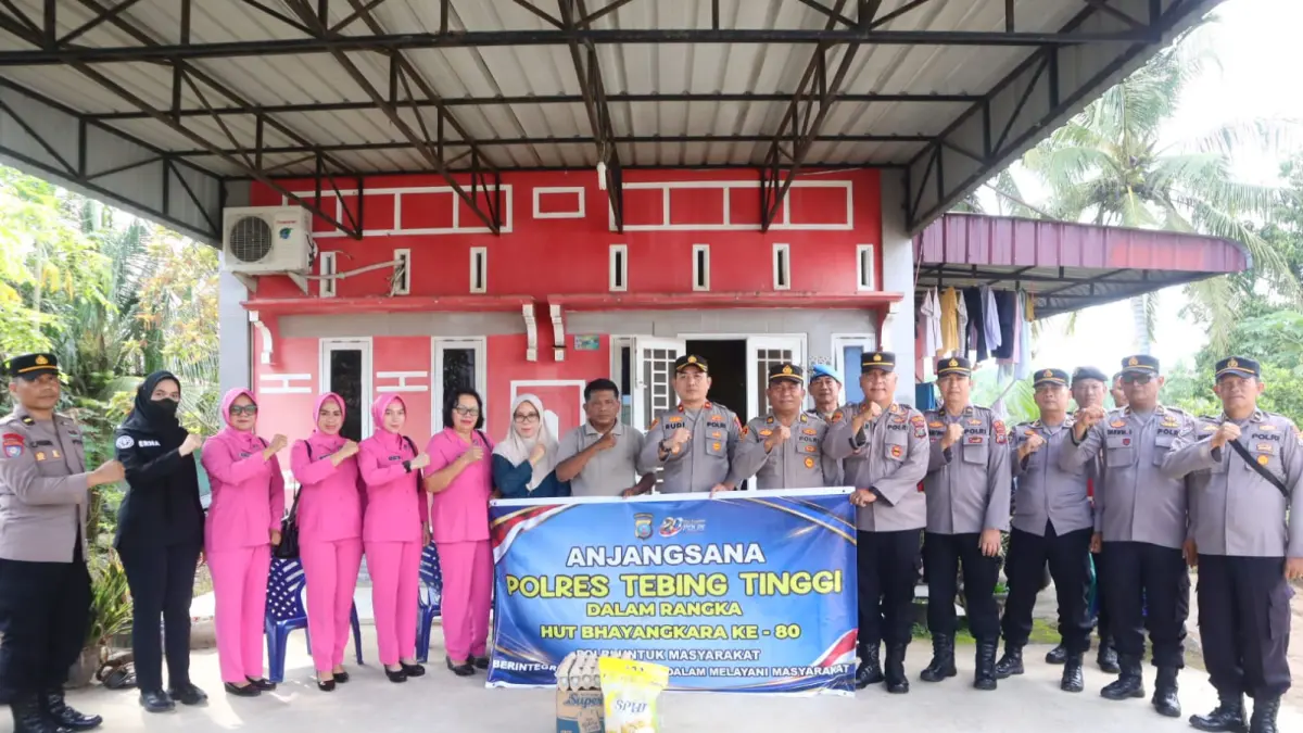Kapolres Tebing Tinggi AKBP Rina Frillya, S.I.K., bersama rombongan Polres Tebing Tinggi saat kegiatan anjangsana kepada purnawirawan, warakawuri, dan pensiunan PNS Polri dalam rangka Hari Bhayangkara ke-80 Tahun 2026.(16/06/2026).  (Azan Purba/Sumut Pos)