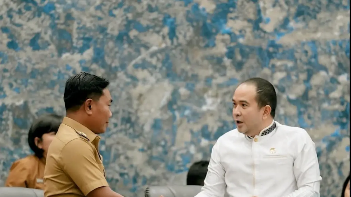 Ketua DPC Gerindra Deliserdang sekaligus Ketua DPRD Deliserdang Zakky Shahri saat memperlihatkan pesan dari handphonenya kepada Wabup Lom Lom Suwondo. (Batara/Sumut Pos)