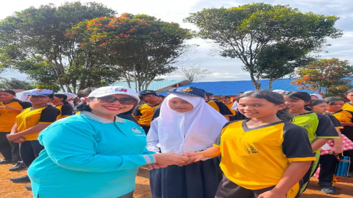 Ketua TP PKK Rita Puspita boru Situmorang serahkan tablet tambah darah kepada pelajar putri saat melaksanakan gerakan aksi bergizi di SMPN 2 Siempat Nempu Hulu, Senin (15/6/2026).(Komimfo Dairi).