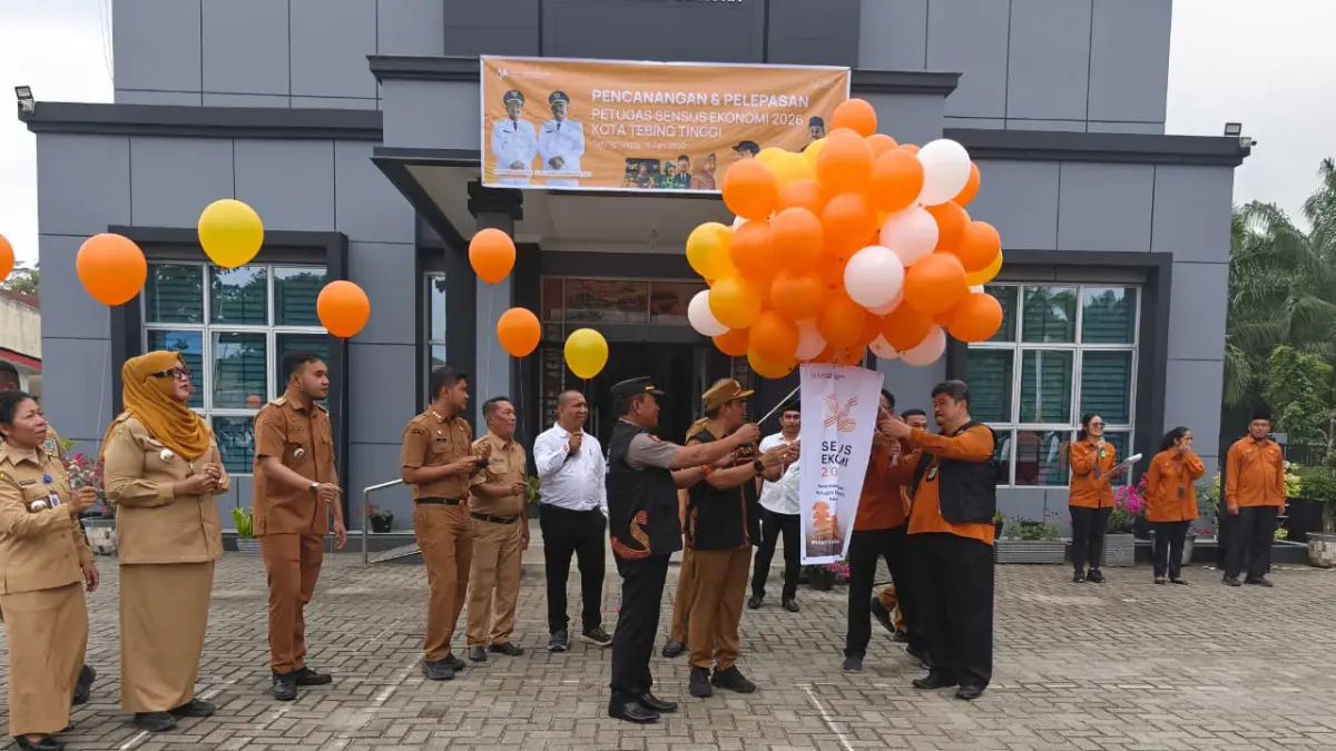 PENCANANGAN SE 2026: Wali Kota Tebing Tinggi bersama Kepala BPS Kota Tebing Tinggi dan unsur Forkopimda melepas balon sebagai simbol pencanangan dan pelepasan petugas Sensus Ekonomi (SE) 2026 di halaman Kantor BPS Kota Tebing Tinggi, Senin (15/06/2026). (Azan Purba / Sumut Pos)