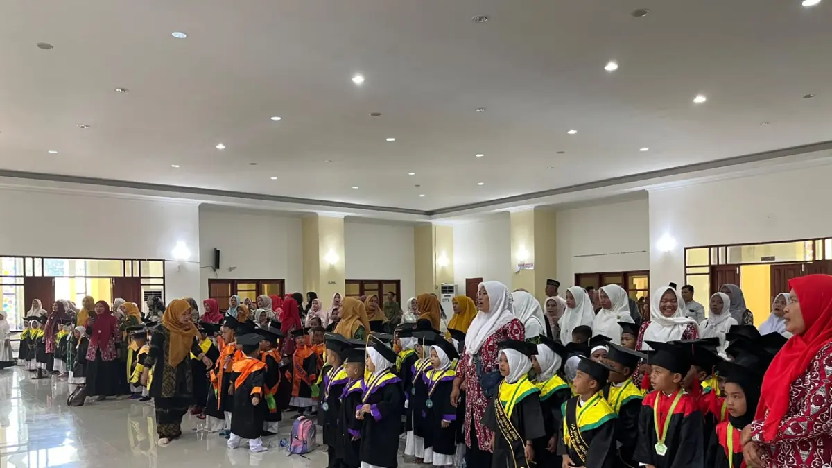 Ratusan anak  RA Paluta rayakan kelulusan perdana di Masjid Agung Raya Gunungtua. (Mitra Harahap/Sumut Pos)