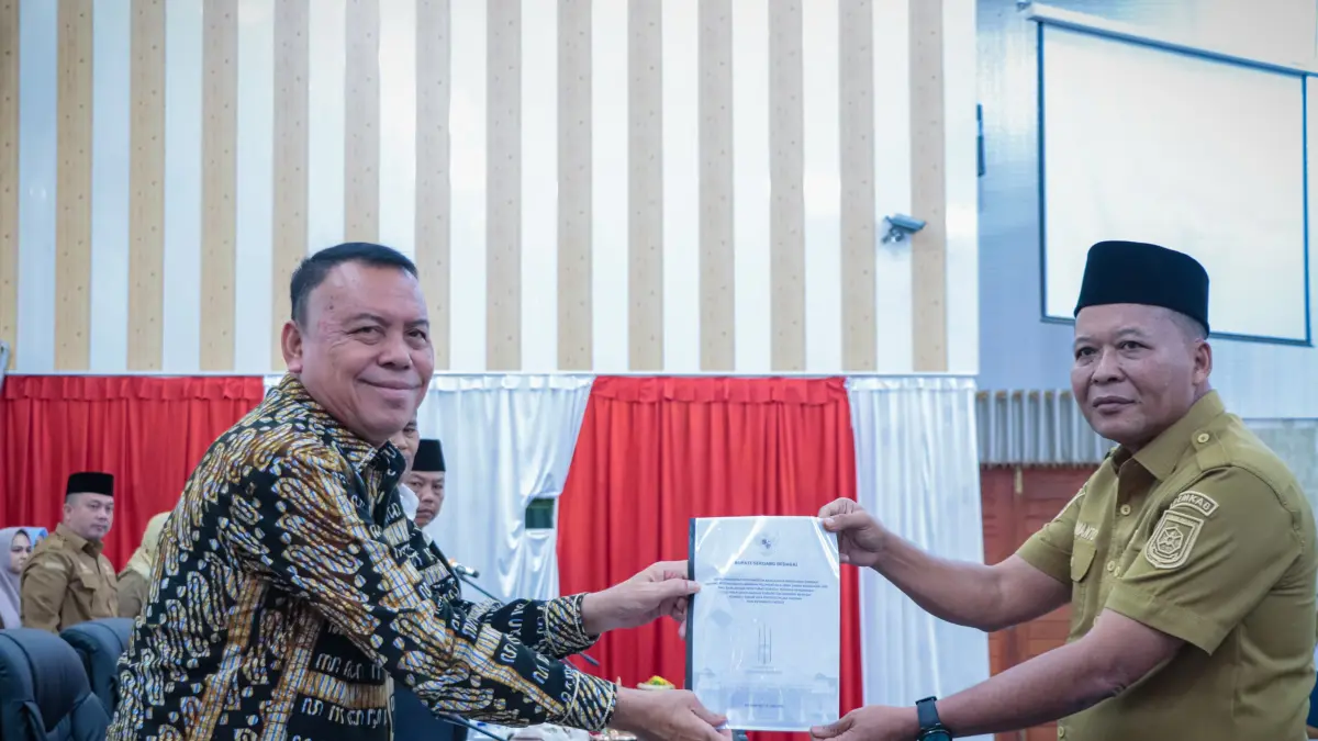 Sekdakab Sergai Suwanto Nasution menyerahkan  Ranperda tentang Pertanggungjawaban Pelaksanaan APBD Tahun Anggaran 2025 kepada DPRD Kabupaten Sergai. (Diskominfo Sergai/Sumut Pos)