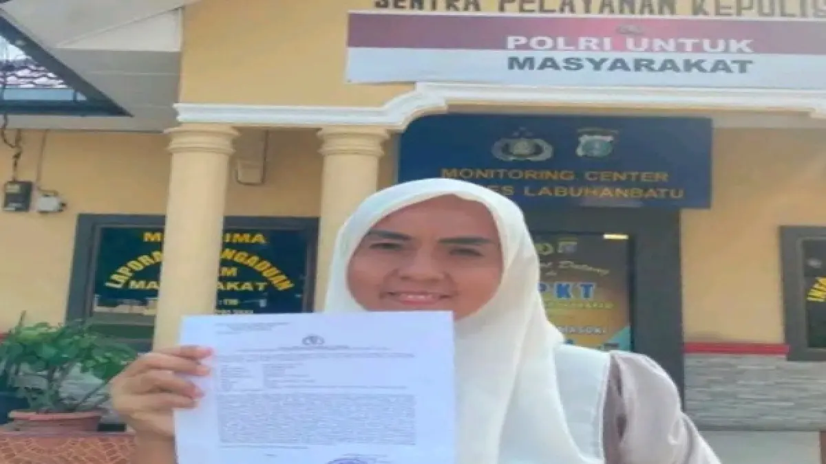 Seorang IRT saat usai melaporkan akun FB ke Mapolres Labuhan batu. (Indra/Sumut Pos)