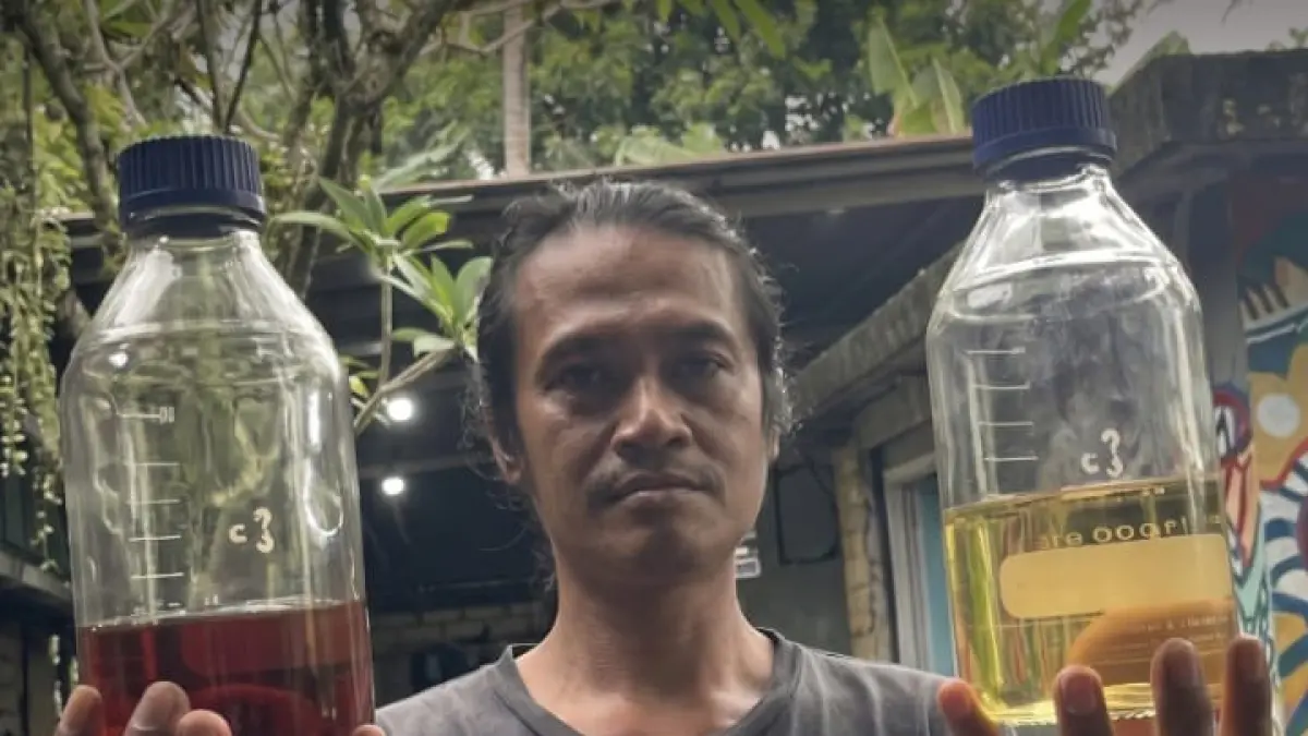 Warga di Bali memanfaatkan teknologi pirolisis untuk mengubah limbah plastik menjadi bahan bakar minyak (BBM) yang dapat digunakan untuk berbagai keperluan.(Instagram @cretivox)