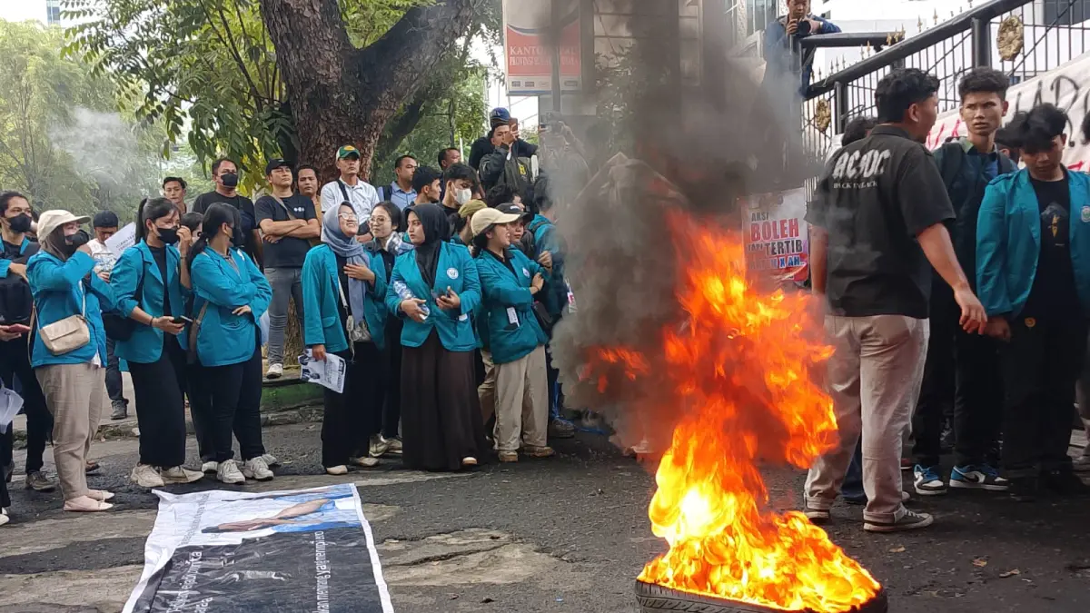 AKSI: Puluhan mahasiswa yang tergabung dalam Aliansi Mahasiswa Unimed Bersatu menggelar aksi unjuk rasa di depan Gedung DPRD Sumatera Utara, Jalan Imam Bonjol, Medan, Rabu (17/6/2026).(Dok : Ihsan Syahreza/ Sumut Pos)
